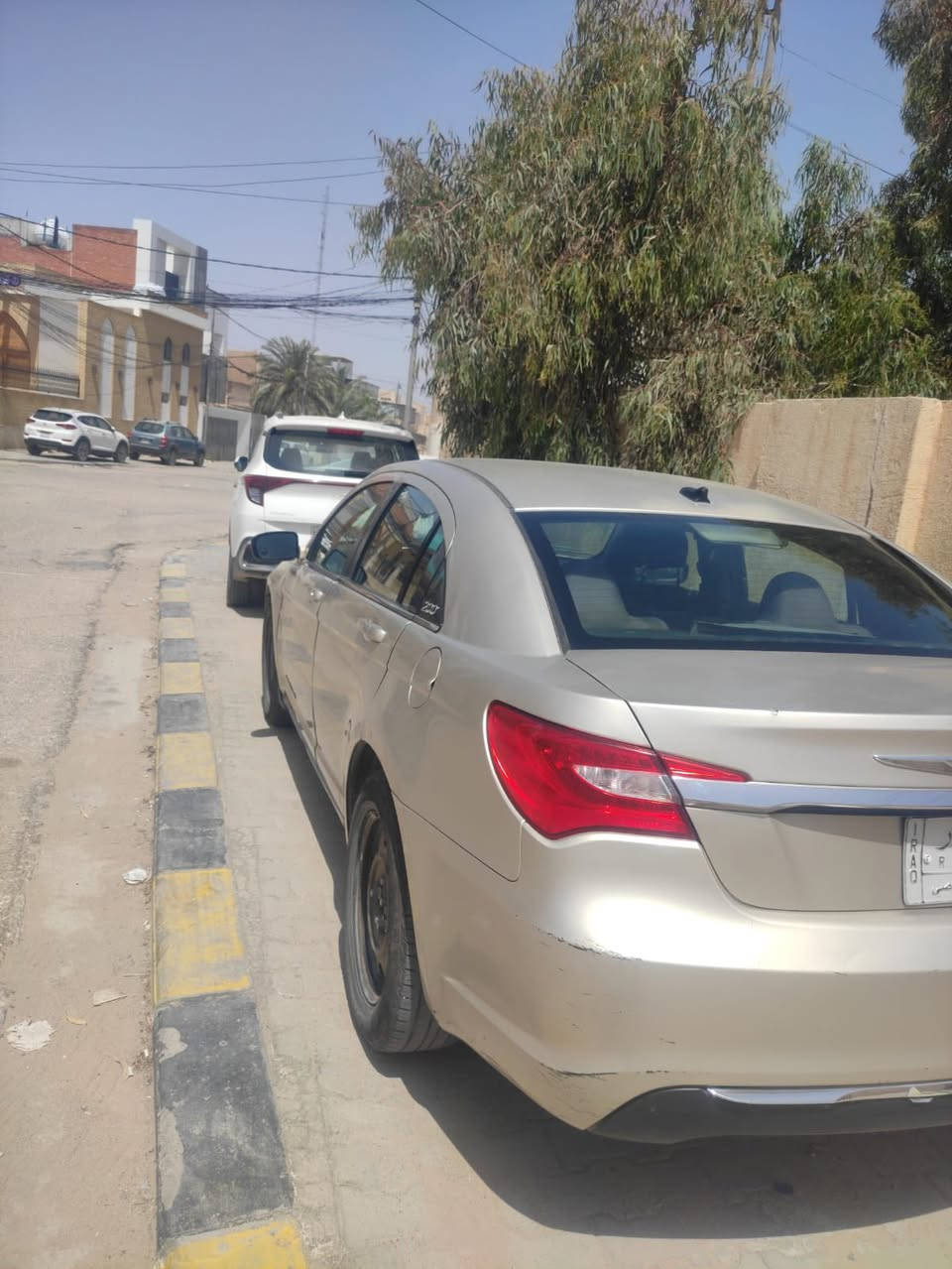 سيارة كرايسلر C200 سي 200 أمريكي
مديل 2013 لون ذهبي محرك 2400 دواخل اسود رقم بصرة مالك السياره سكنة نجف
بيه ضربة بالجاملغ الايسر الأمامي بأمريكا
 وضربة بسيطة في الباب الخلفي الأيمن عكس السائق مصلح على البارد كما موضح بالصوره وباب الصدر بارد بدون فتح ما لايحة الدواخل بية جراد قليل فقط في البنيد
كير جديد والمحرك
تخم تاير جديد مكان السياره نجف
السعر 60
***********

