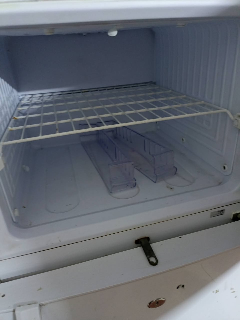 ثلاجه للبيع سعرها 125 وبيها مجال شغاله كل شيء ما بيها نقصها بس غاز مكان ديالى الخالص ***********
