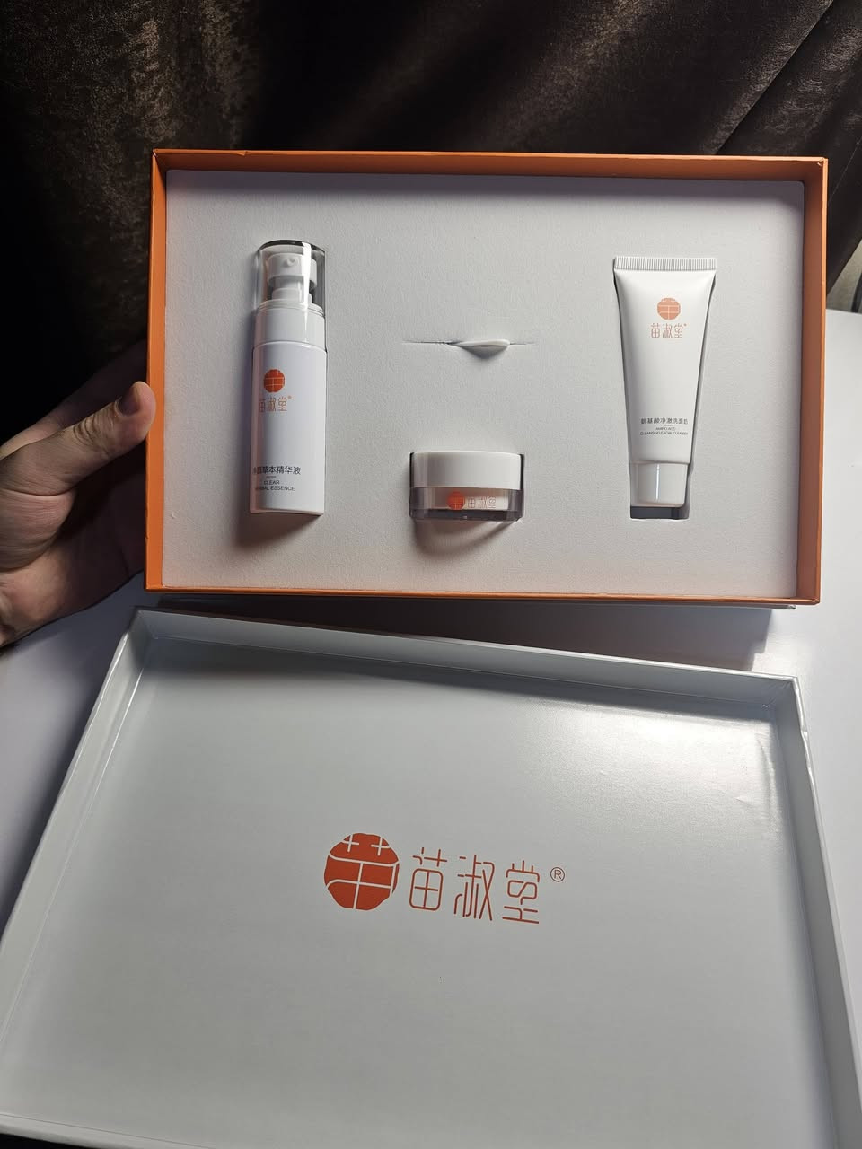 هذا المنتج عبارة عن مجموعة عناية بالبشرة بالأعشاب، وهو مصمم للمساعدة على تنظيف البشرة وتجديدها ومنحها ترطيباً ونعومة طبيعية. تعتمد تركيبته على مكونات عشبية تساعد على تحسين مظهر الجلد وجعله أكثر إشراقاً وحيوية مع الاستخدام المنتظم.
تأتي العبوة كـ طقم متكامل للعناية بالبشرة يمكن استخدامه ضمن الروتين اليومي للمساعدة على ترطيب البشرة وتغذيتها والحفاظ على نعومتها ومظهرها الصحي.
المنتج كوري، تاريخ الانتهاء 2028، وسعره 15 ألف فقط


**إذا كنت صاحب هذا الإعلان وتريد حذفه لأي سبب، رجاءا أرسل رسالة إلى الدعم الفني**