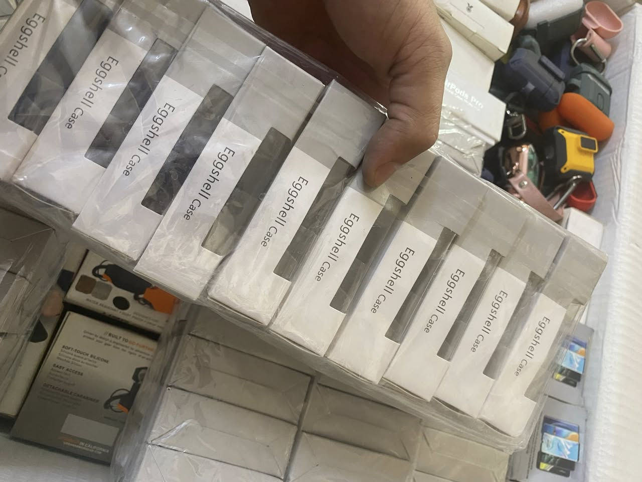 تصفيه محل للبيع اغراض محل كامل اكسسوار كفرات اجهزه ساعات سماعات كيبلات كلشي وكللاشب غراض محل كامل للبيع شلع وسعر مناسب للاستفسار مكاني بغداد تقاطع درويش ***********
