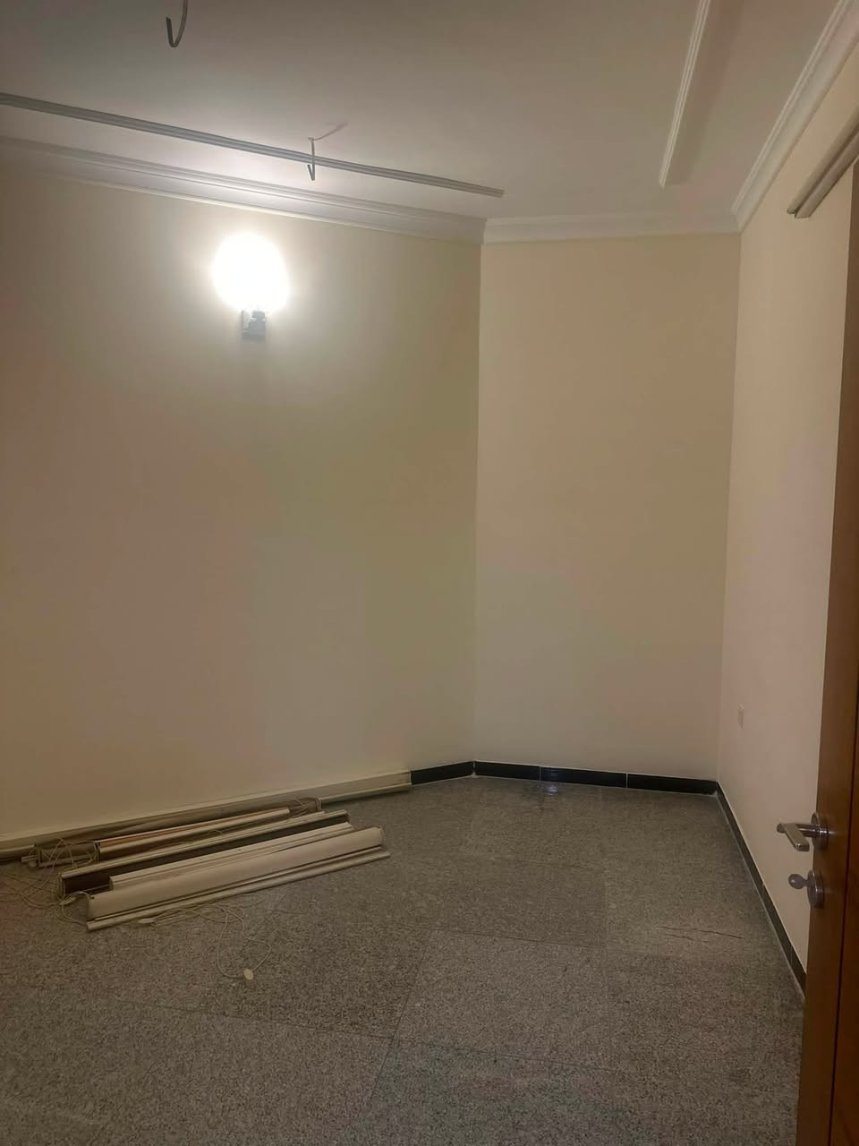 شقة للإيجار  سكني (فارغ -مجهز سبالت وكاونتر المطبخ)
طابق ثالث
📍الموقع كراده. خارج
تتكون. من
_ثلاث غرف نوم 
_مطبخ 
_صاله 
_حمام 
 قيمة الايجار 750$
(***********) واتساب. فقط
