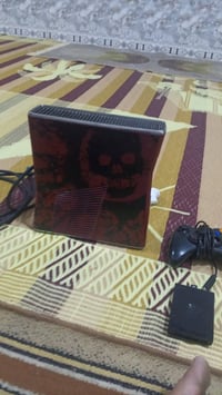 اكس بوكس 360 يأتي معه يدت تحكم و ه‍ارد بي العاب و تحويلت HDTV ولاكن بي...