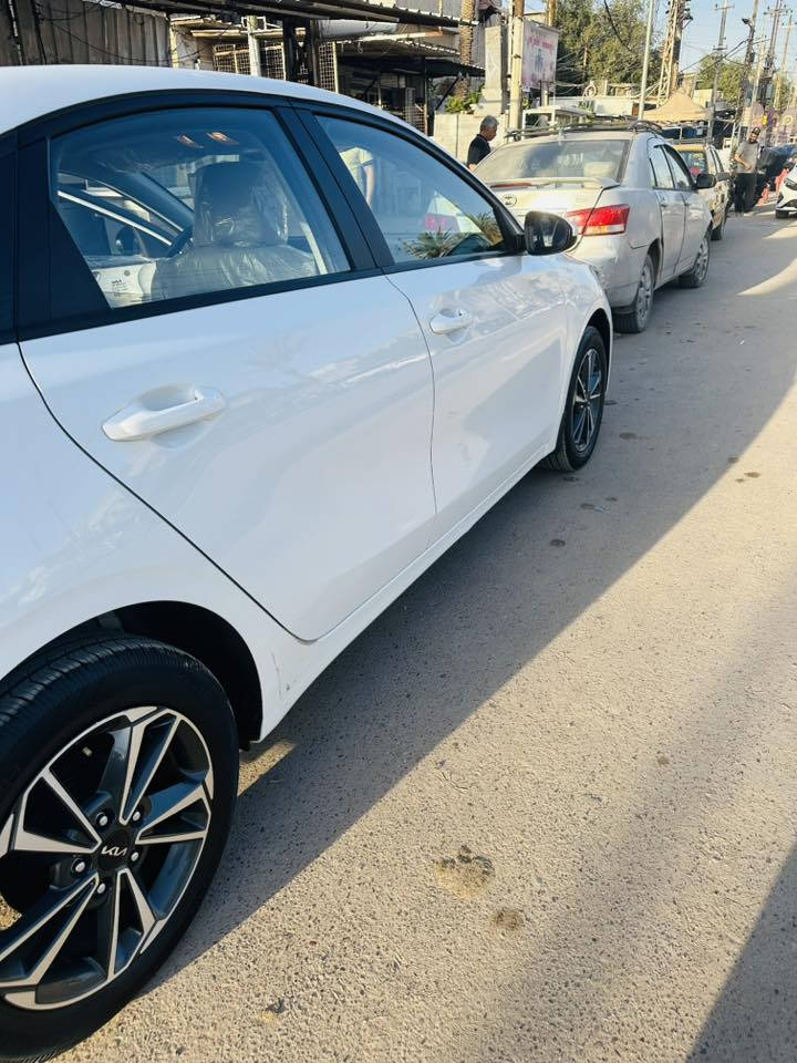 السلام عليكم سيراتو موديل 24ماشيه 23مواصفات عاديه خليجيه بس كم رصعه حالوب خفيف سبير منازل بسمي  السياره مكاني بغداد الإسكان ***********
