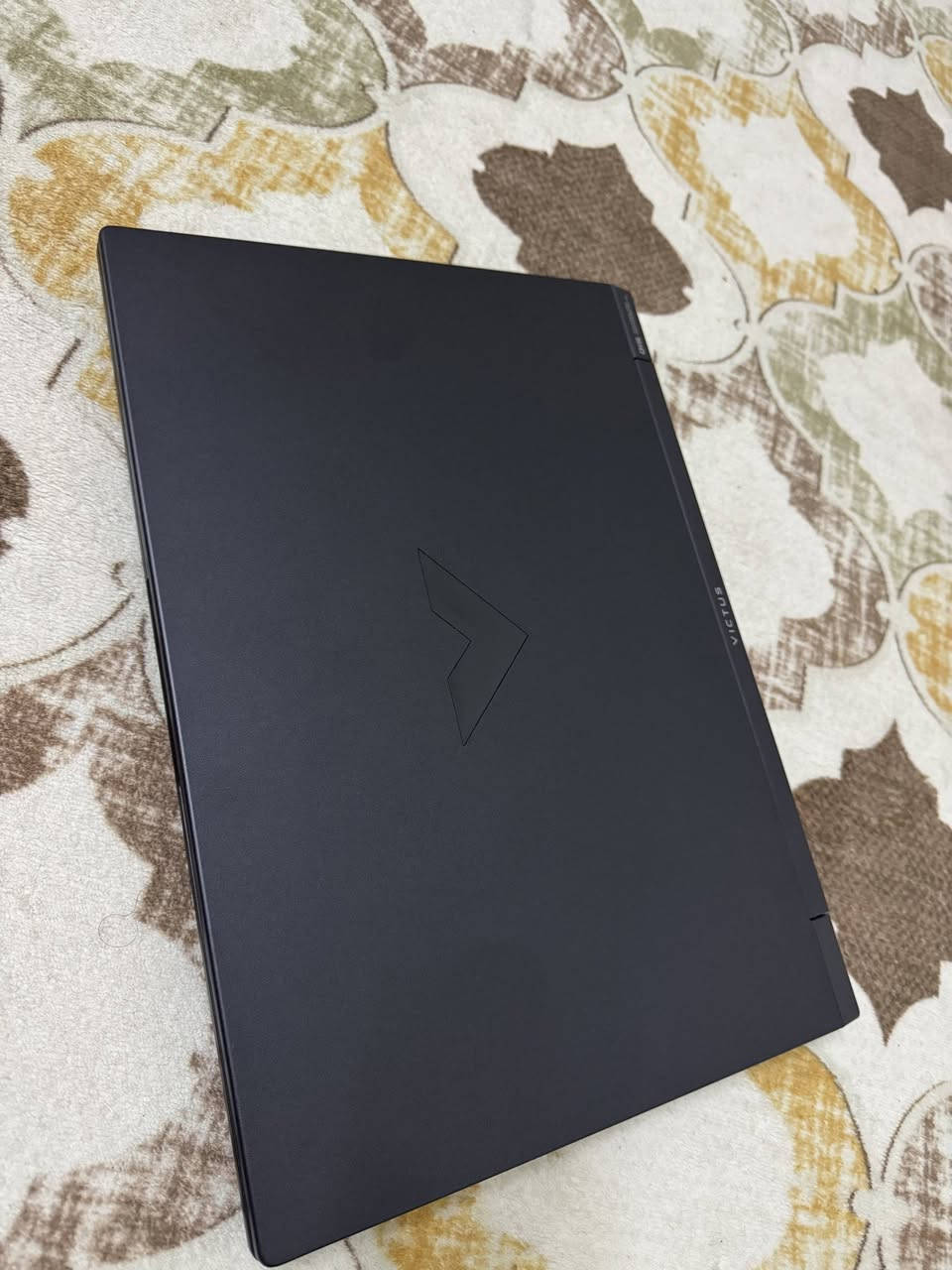 HP Victus Gaming Laptop

دۆخی ئامێر:
​وەک لۆک، بێ شوخت ✨
​پاتری: %97 (تەنها ٢٤ سایکڵ)
​١ هەفتە گەرەنتی. 🛡️

​🔹 تایبەتمەندییەکان:
▫️ پڕۆسێسەر: Intel Core i5-13420H (نەوەی ١٣) 🔥
▫️ ڕام: 16GB DDR5 🧠
▫️ گرافیک: NVIDIA RTX 4050 ⚡️
▫️ هارد: 512GB SSD
▫️ شاشە: 15.6" Full HD | 144Hz
▫️ کیبۆرد: Backlight White ✨

​🔹 خزمەتگوزارییەکان:
🔌 شاحینەی ئۆرجیناڵی لەگەڵە.
🚚 گەیاندنی خۆڕایی بۆ بەردەرگا. 🏠

ئێم بی 💻
کوالێتی لە ئامێر، متمانە لە مامەڵە.


**إذا كنت صاحب هذا الإعلان وتريد حذفه لأي سبب، رجاءا أرسل رسالة إلى الدعم الفني**