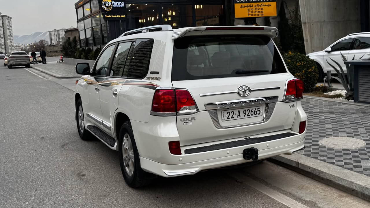 لاند كروز 2015 
بريمي اصل فول واحد على واحد 
فتحه 
بصمه 
كشن كهرباء وجلد 
حساسات امامي خلفي 
كامره خلفيه 
اربع جام اوتو 
تشغيل عن بعد 
السياره مكفوله بدون قطره صبغ وبدون بارد 
السياره ماشيه 220 الف كيلو متر 
محرك وكير ما مفتوح وبشرط بدون اي عيب 
رقم السياره اربيل سنويه لـ 2031 تحويل ثاني يوم 
سعر السياره 420 وبيها مجال
للتواصل:
*********** السليمانية, العراق
