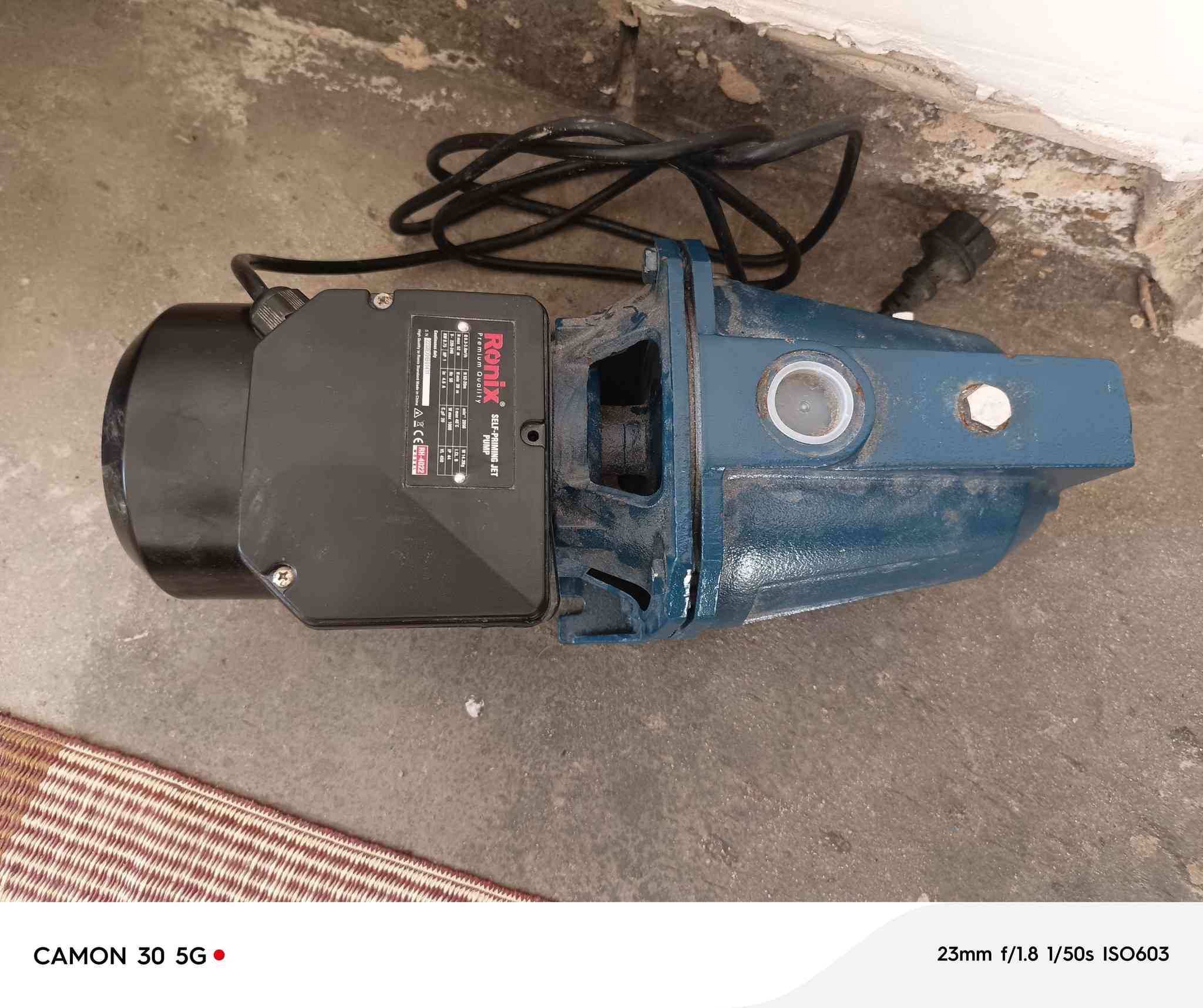 هذه لوحة بيانات مضخة مياه من نوع "جيت" (Jet) ذاتية التحضير من علامة Ronix التجارية، طراز RH-4022.
الطاقة والقدرة: تعمل بقدرة 1 حصان (0.75 كيلوواط) وتستهلك بحد أقصى 1000 واط.
الأداء: معدل تدفق يتراوح بين 0.3 و 3.0 متر مكعب في الساعة، مع أقصى ارتفاع للرفع يبلغ 52 متراً.
الكهرباء: تعمل بجهد 220-240 فولت وتردد 50 هرتز.
المواصفات الفنية: سرعة دوران 2850 دورة في الدقيقة، وتصنيف حماية IP44. الفلوجة, الأنبار


**إذا كنت صاحب هذا الإعلان وتريد حذفه لأي سبب، رجاءا أرسل رسالة إلى الدعم الفني**