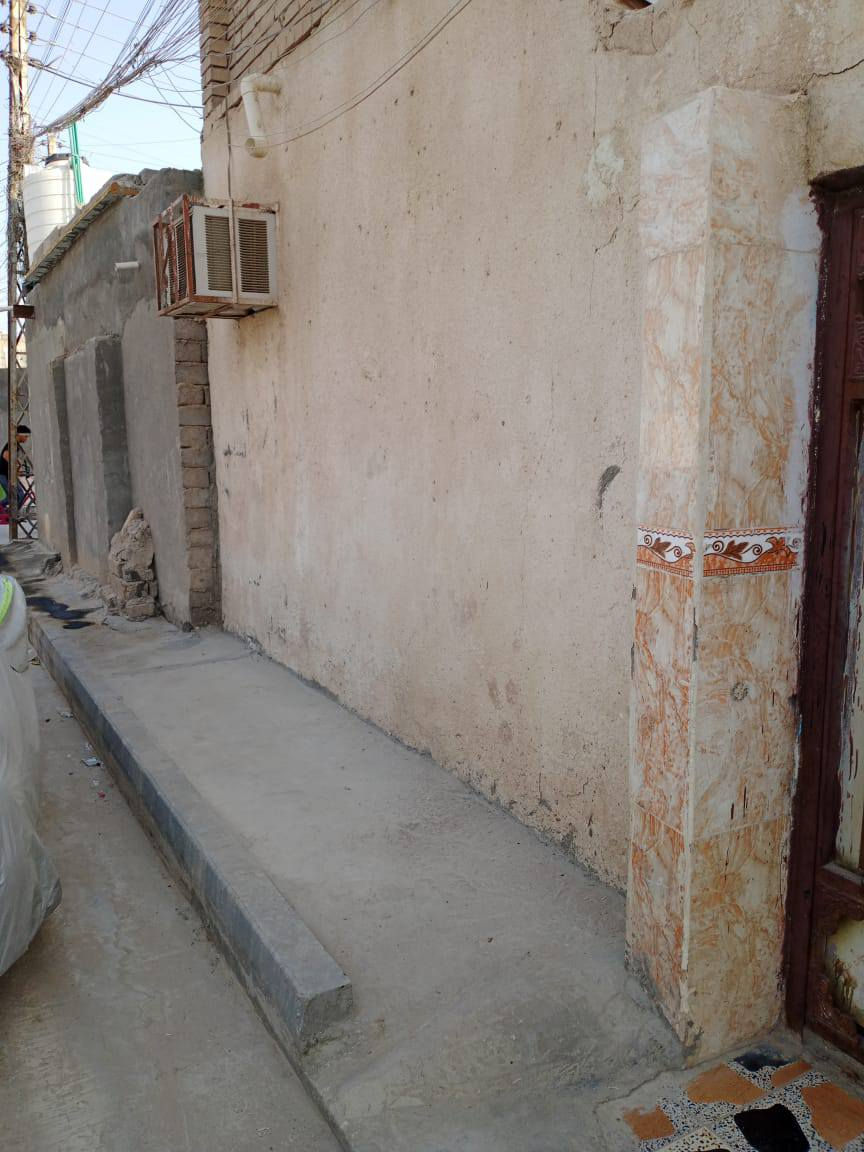 بيت مية متر للبيع يم مدرسه السجاد بشارع السعود مبني بلبيت غرفه وصاله ومطبخ وديوانيه وحمامات كله سيراميك ومصبوغ مابيه اي نقص  التواصل على هذا الرقم ***********
