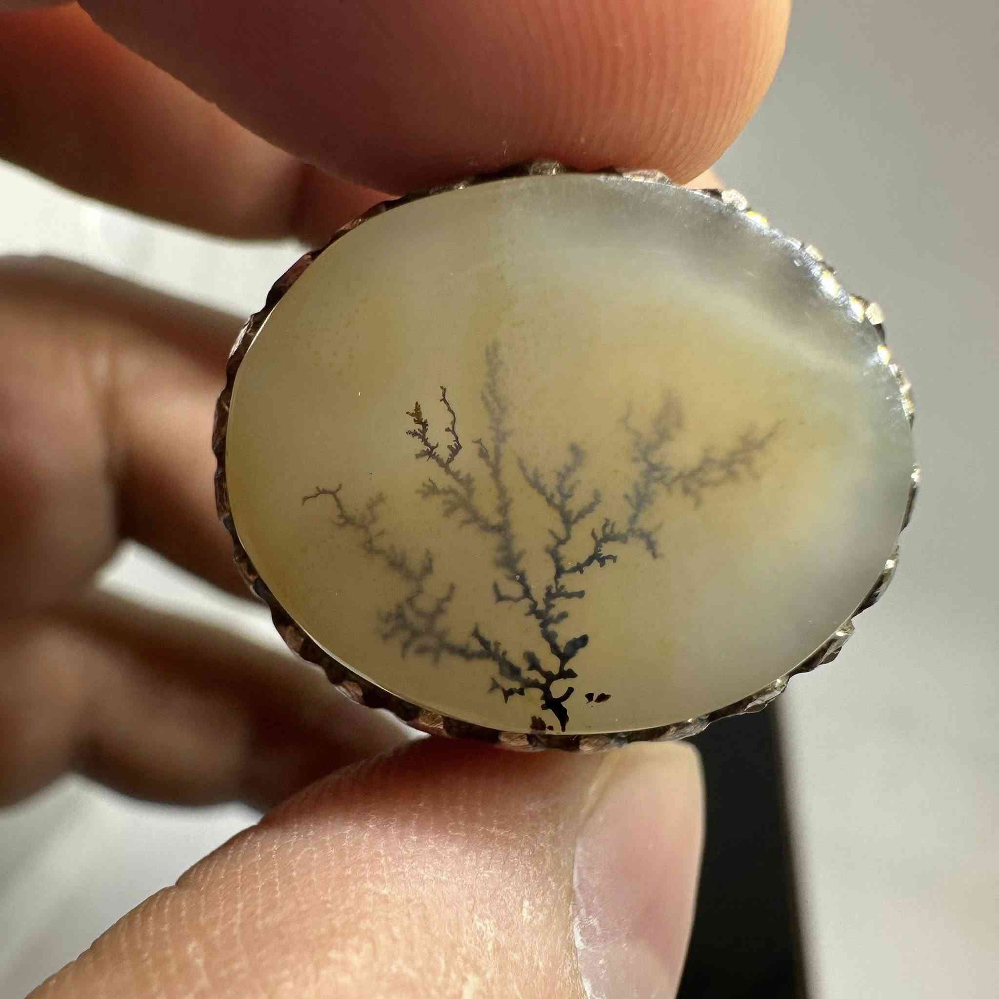 عقيق يماني شجري طبيعي ١٠٠٪؜
للباحثين عن القطع المميزة خاتم عقيق يماني أصلي شجري صياغه قديمه قطعة فريدة تجمع بين أصالة المنشأ وجمال المظهر.

💰 السعر: [٧٥ الف] 

📞 للتواصل: واتساب ***********او ماسنجر
