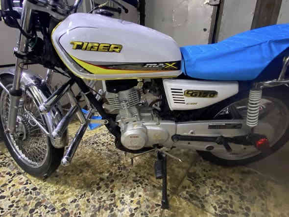 سلام عليكم دراجه نوع تايكر موديل ٢٠ اوراق كامله مكينه مكفوله تيرات جداد كهربائيات كلها شغاله سعرها ب٥٠٠ وبيها مجال بسيط حك الجيه مكاني بغداد الدوره وهذا رقمي ***********
