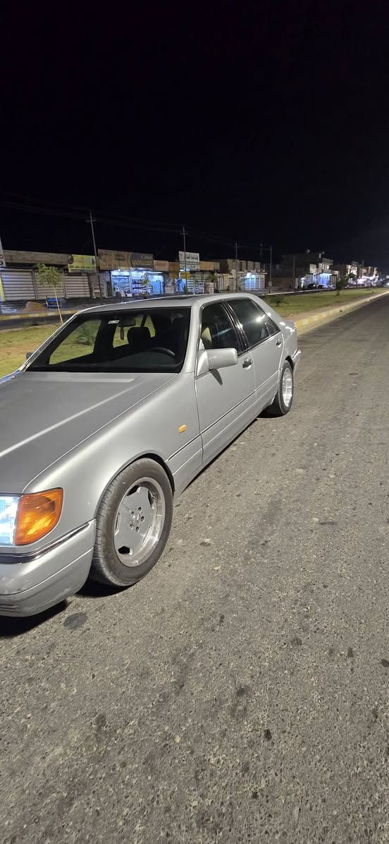 السلام عليكم للبيع مرسيدسS500 اللون رصاصي موديل 1992 محدثة 1997محرك سته سلندر3200 فول مواصفات  لايتات زنون أصلي محرك وكير جديد مال كصه معمره تعمير جديد ويل كب اصلي مكانها الرمادي للإستفسار ***********
