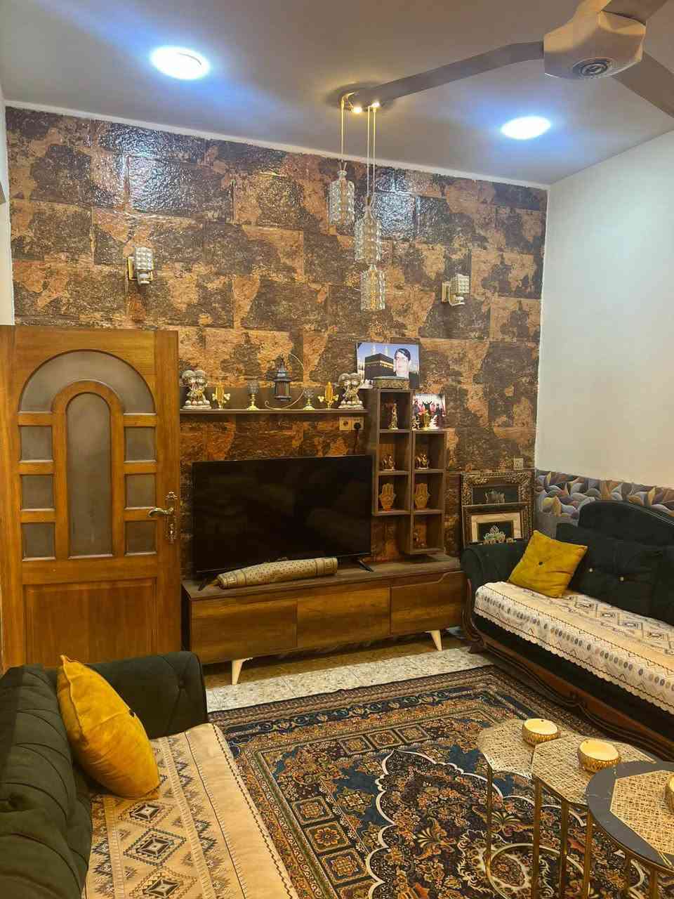 *********** 
دار للبيع زراعي ملك صرف  مساحة 100متر واجهة 6متر سند 25 يحتوي عل طرمة ومدخلين صالة ومدخل ثاني عل مطبخ وغرفة نوم وخدمات طابق اول غرفة نوم وحمام غربي وسطح خدمات فووول شارع مبلط ماء كهرباء مجاري.    ومن  الله التوفيق 
  *********** بغداد, العراق
