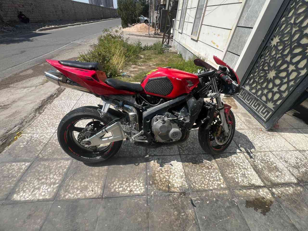 spr 600 rr 2006
يدات جديدة
باتري جديد
و وياها غراض تكدر تشدهن 
  اكفلك عقل ومكينه
 بيها عطل كهربائيات ونقصها كفرات بس تصرف عليها 200 ترجع لدراجة سبب لبيع مو متفرغ مكاني بغداد مو متواجد فيس هذا رقمي *********** سعرها مناسب
