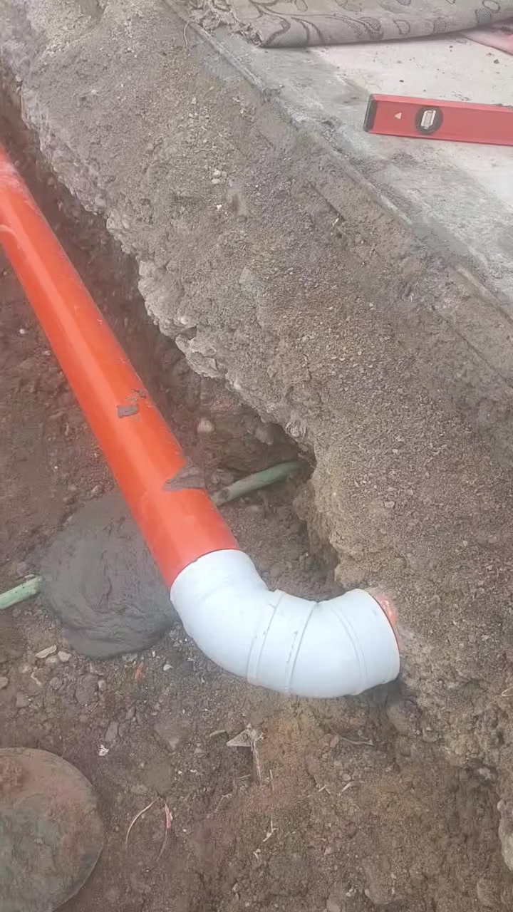 ئامادەین بۆ هەموو کارێکی ئاو و ئاوەڕۆی مالان . لەکەلار و دەوروبەری ***********
