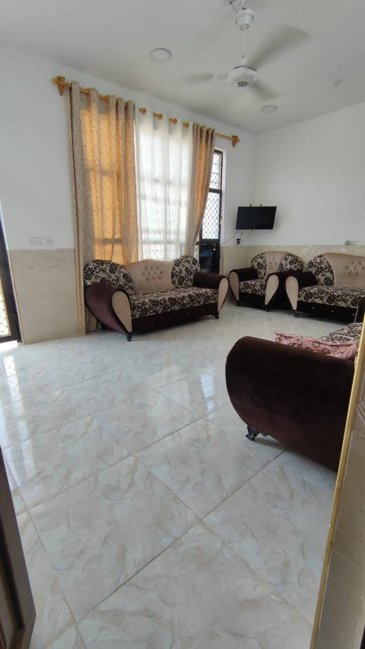 دار للبيع (طابو زراعي سند 25) بناء حديث 2024 المساحة 215 متر/غرفتين+صالة+ صحيات داخلية+استقبال+ مطبخ +گراج + صحيات خارجيه + ممرات جانبيه+حديقه/ الموقع حي الزهراء حي شمر خلف بيت احمد ستار الفيتر ( السعر 85 ) على شارع 8 متر. للاستفسار الاتصال على ***********
