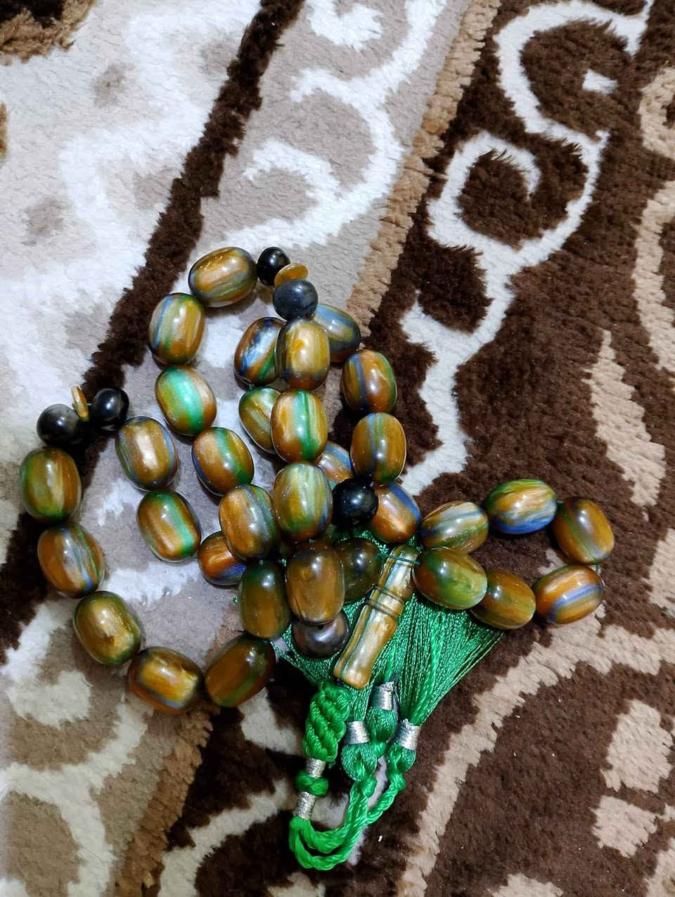 سبحه قديمه بيها 6خرزات قديمات
وخرزتين رصاصيات للمهتم واتساب ***********
