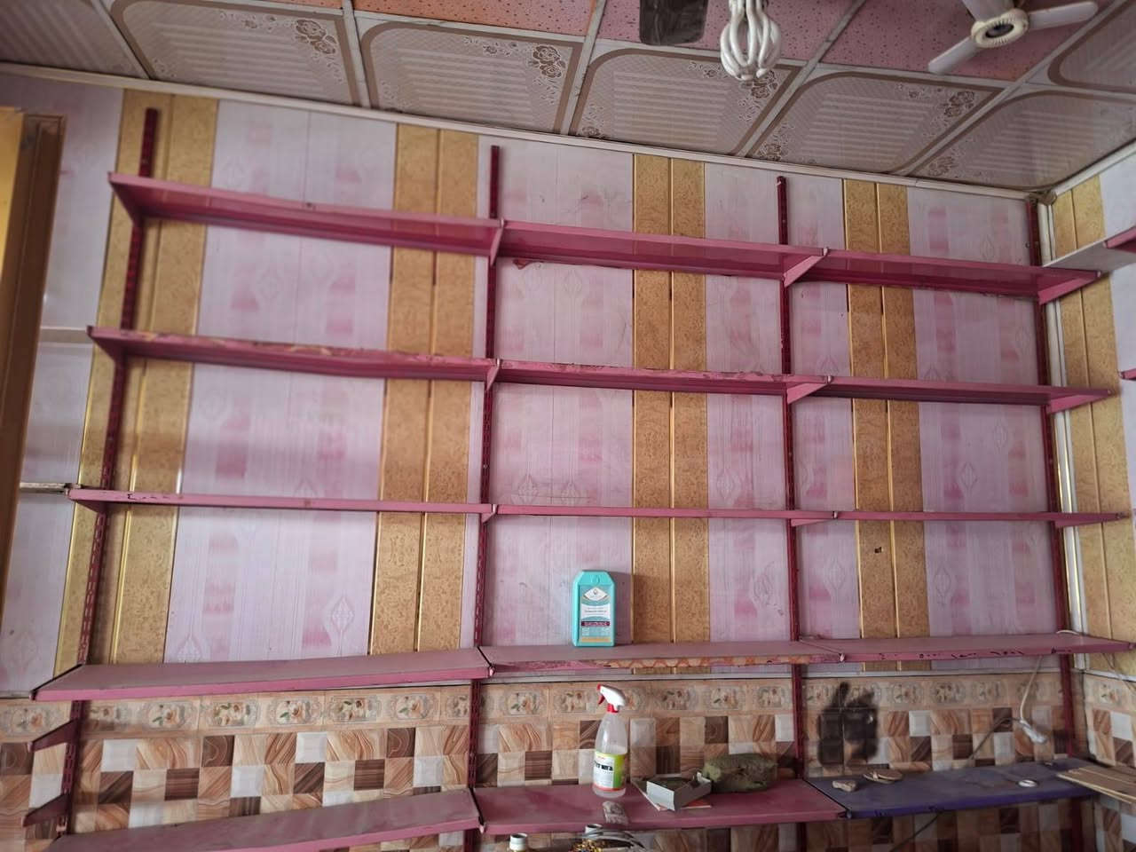 سلام عليكم جام خانه مع رفوف للبيع للاستفسار الاتصال على الرقم ***********
