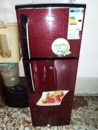 ثلاجه نظيفه  شغاله للبيع شرط الفحص ارتفاع متره ونص  مكاني الحريه للاست...