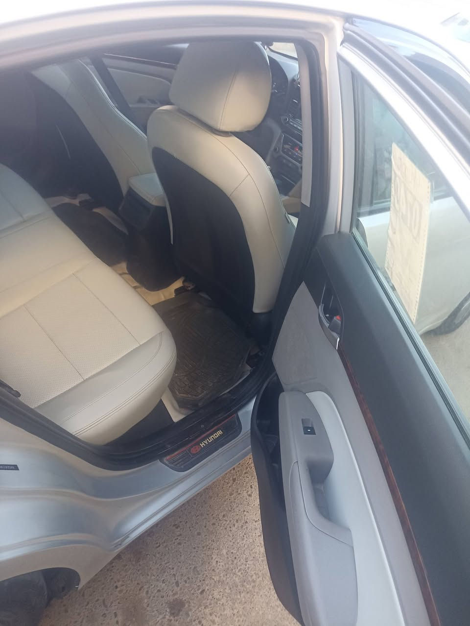 السلام عليكم الانتره 2018 أمريكي حادثه خشم بنيد بدون ايرباك وبدون دواخل السياره مابيه قطره صبغ بيه طخه دوسه موضحه بصوره سياره بسمي تحويل ثاني يوم سياره نص فول 3 انضمه قياده رادار مكانه رمادي السعر 128 وبيه مجال اي استفسار الاتصال على رقم ***********
