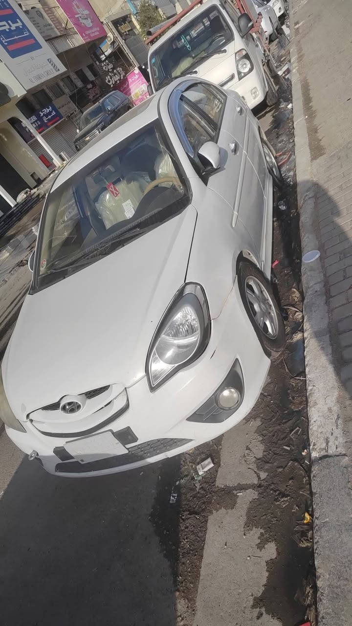 السلام عليكم 
للبيع هونداي اكسنت موديلها 2011 خليجي المحرك بي شوية تبخير حجم 1600 الكير  بحالة ممتازة الصدر الأمامي والخلفي ممتاز تبريد شغال منضومة جديدة من كلشي ثلج كهربائيات كلهة تمام ويل كب بلادي سنتر لوك بلادي شادلها شاشة تاب أندرويد درجة أولى اصلي ام 100 دولار مو عادية سويجات شركة عدد 2 مع ريمونت كونترول عدد 2 بيها حادث بالجامع الأمامي اليسار وشوية من اللغد  كما موضح بالسونار بيها كم قطعة صبغ السيارة ممتعوبة على ايد وحدة دواخل السيارة جديدة كلش مري كهرباء كلشي بيها شغال الحمدالله سلايت روف شغال طكتين 
السعر 78 ورقة وبيها مجال بسيط جدا
*********** 
العنوان بغداد الجديدة
