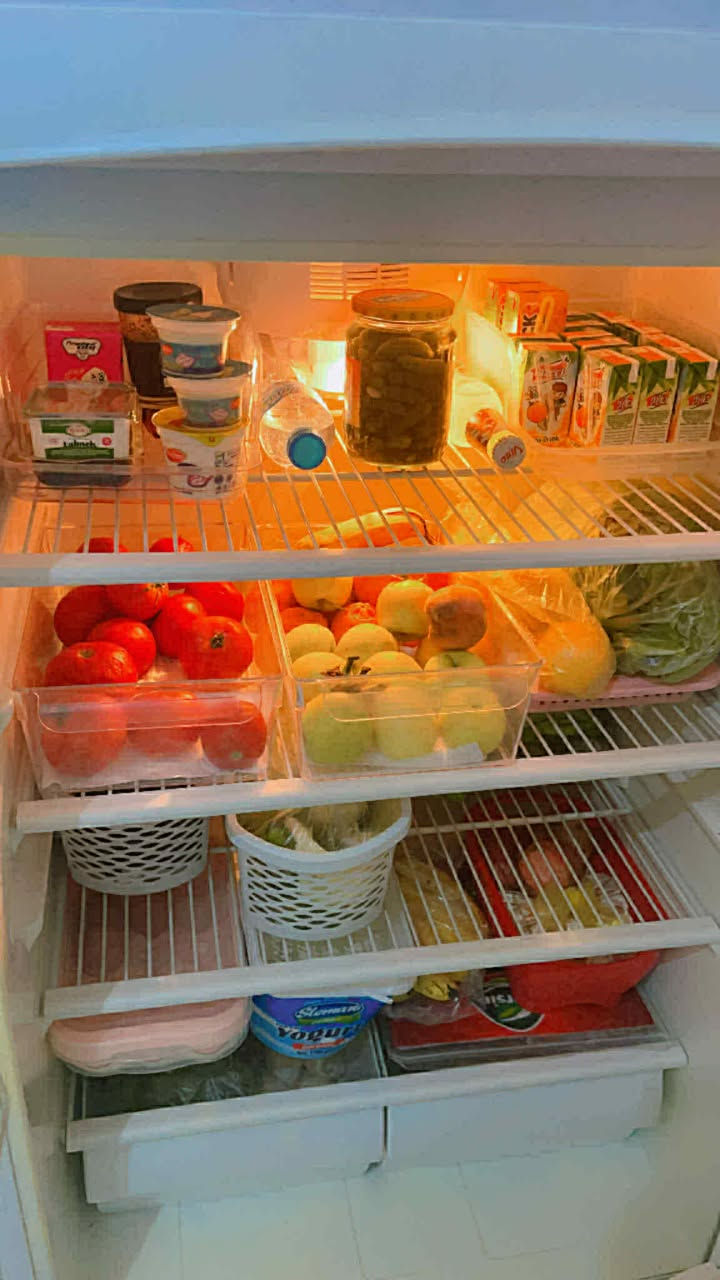 ثلاجة للبيع نضيفة ما داخلة تصليح اكبر حجم ١٨ قدم محتاج و اريد ابيعه الاتصال على الرقم *********** السعر ٢٦٠ و بيه مجال
