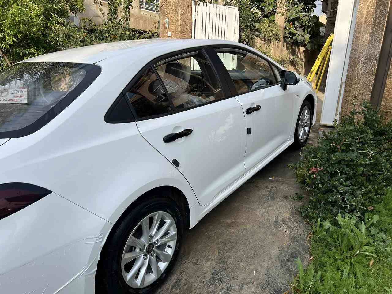 السلام عليكم موديل ٢٠٢٤ شكل الخليجي كشن جلد اسود وفتحة ١٤٥ ورقة مكفولة بيهة بس رصعة ومعدلة pdr متبين  ماشية ٣٠ الف كيلو  ***********)السيارة جديدة بمعنى الكلمة وبيهة مجال
