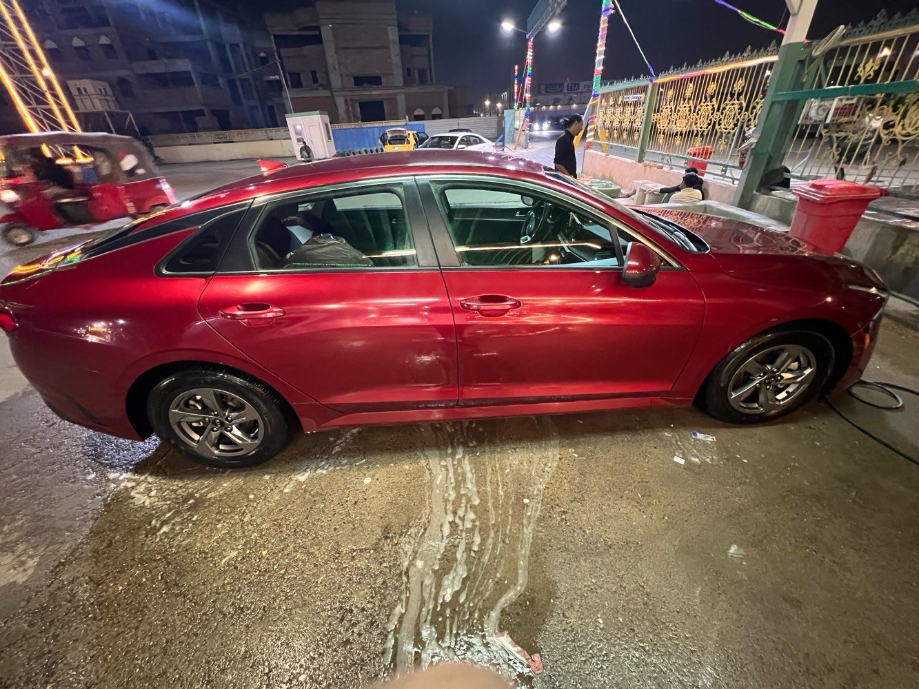 سيارتي كيا K5 موديل 2021 للبيع بلون أحمر مميز وماشية 43 ألف ميل. فيها مواصفات ممتازة مثل شاشة تعمل باللمس، وكاميرات رادار 360 درجة، ونظام بصمة، ومثبت السرعة. السيارة نظيفة جداً وماحتاجت لأي صيانة كبيرة. السعر قابل للتفاوض.