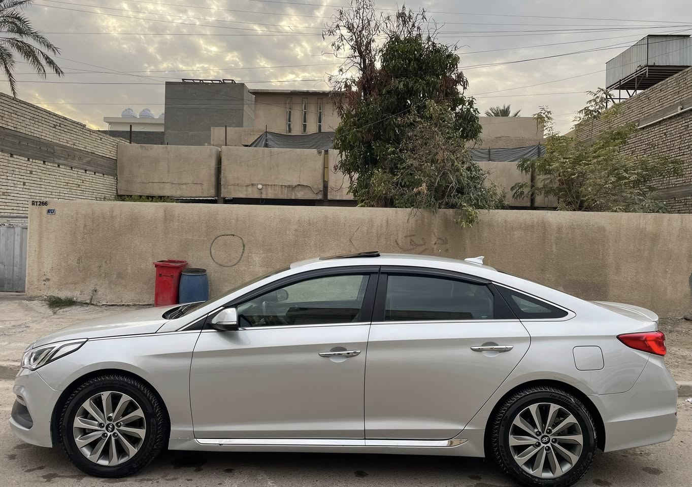 السلام عليكم
سوناتا 2017 فول لمتدد 1/1 محرك 2400 

.فتحة سقف

.كامرة خلفية 

.كرسي كهرباء 

.مقاعد جلد

.سايد بربك بصمة

.بصمة تشغيل+بصمة ابواب

.جنطة ذكية 

.بردات جانبية 

.مري قلاب 

.لايت زنون 

.تدفئة +تبريد كشنات 

.رادار امامي 

.حساسات خلفية +حساسات جوانب 

.دخول ذكي 

.تحديد مسار 

.اوتو هولد 

.لايت لد

بعد بيها هواي مواصفات 

تخم تاير جديد +باتري جديد +صدر امامي وخلفي جديد

ماشية ٧٩ ميل 

السيارة بيها ٤ قطع صبغ 

رقم بغداد تحويل مباشر 

مكاني بغداد العامرية 

***********

السعر ١١٨ وبيها مجال بسيط جدا
