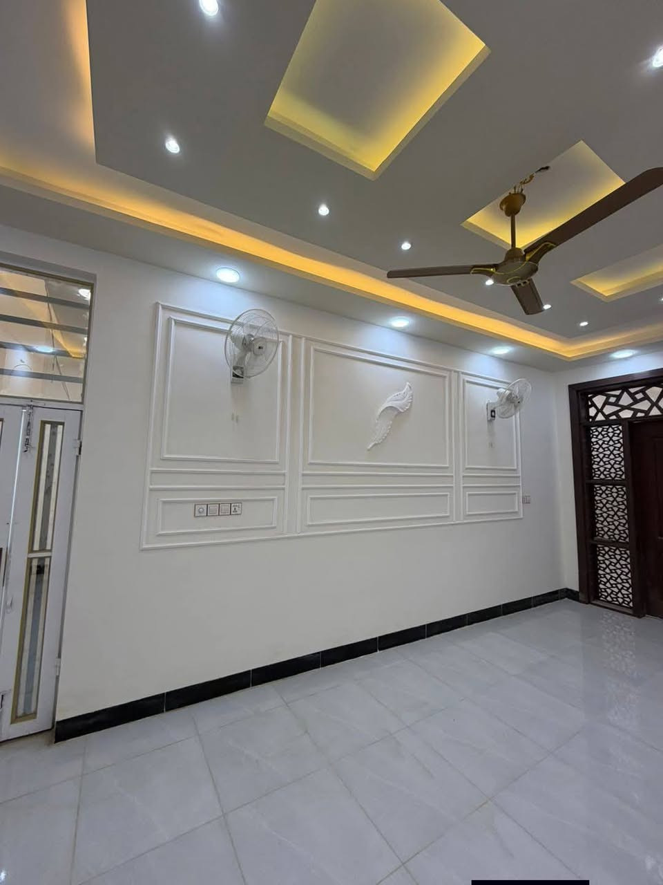 دار للبيع  160 م طابو زراعي  سند 25 اقرار محكمه
الموقع شارع الصب مقابيل قريه الغدير  متر( قريب جداً عن الشارع)

يحتوي على غرفتين نوم كبار
صاله استقبال مطبخ
صحيات مكشوفه عدد 2
بناء جديد ما مسكون جاهز للسكن بناء طابوك جمهوي صب كونكريت مسلح اساس وسقف شغل نضام تركي السعر 70مع المجال اتصل ***********
