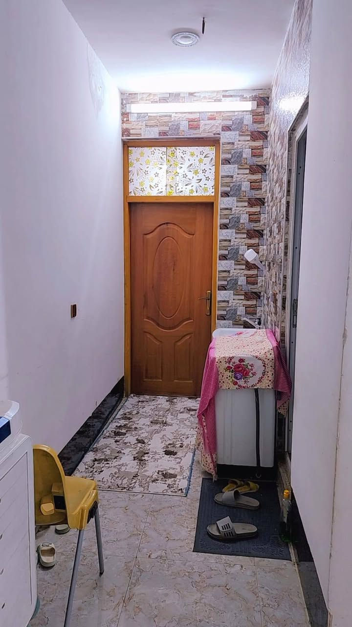 السلام عليكم دار للبيع حسينية الراشدية منطقة المخابرات طابق ونص مساحه 100 متر واجه 5 نزال 20 يتكون الدار من طرمه واسعه استقبال ممر جانبي بالوجه يعني مدخلين لل بيت حوالي + منور داخلي غرفه نوم كبيرة
طابق الثاني يتكون من غرفة نوم وحولي صحيات 1 
صحيات في طابق الارضي 2
ملاحظة اني صاحب البيت باسمي ثاني يوم افتحلك بيان 
سعر 90
بي مجال 
البيت فارغ 
البيتت فارغ 
*********** بي وات ساب
