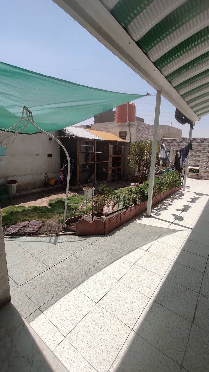 بيت زراعي للبيع بمنقطة العكر الغربي ( جهة الشبكات) مقابيل حي الزقورة
الخدمات موجودة ماء ومجاري وكهرباء
المساحة 300 متر كونكريت بناء حديث طابق واحد 
يحتوي على:
استقبال 
صالة 
مطبخ
غرف عدد اثنين
صحيات داخلية وخارجية
مناور عدد اثنين
للاستفسار الاتصال على ***********
