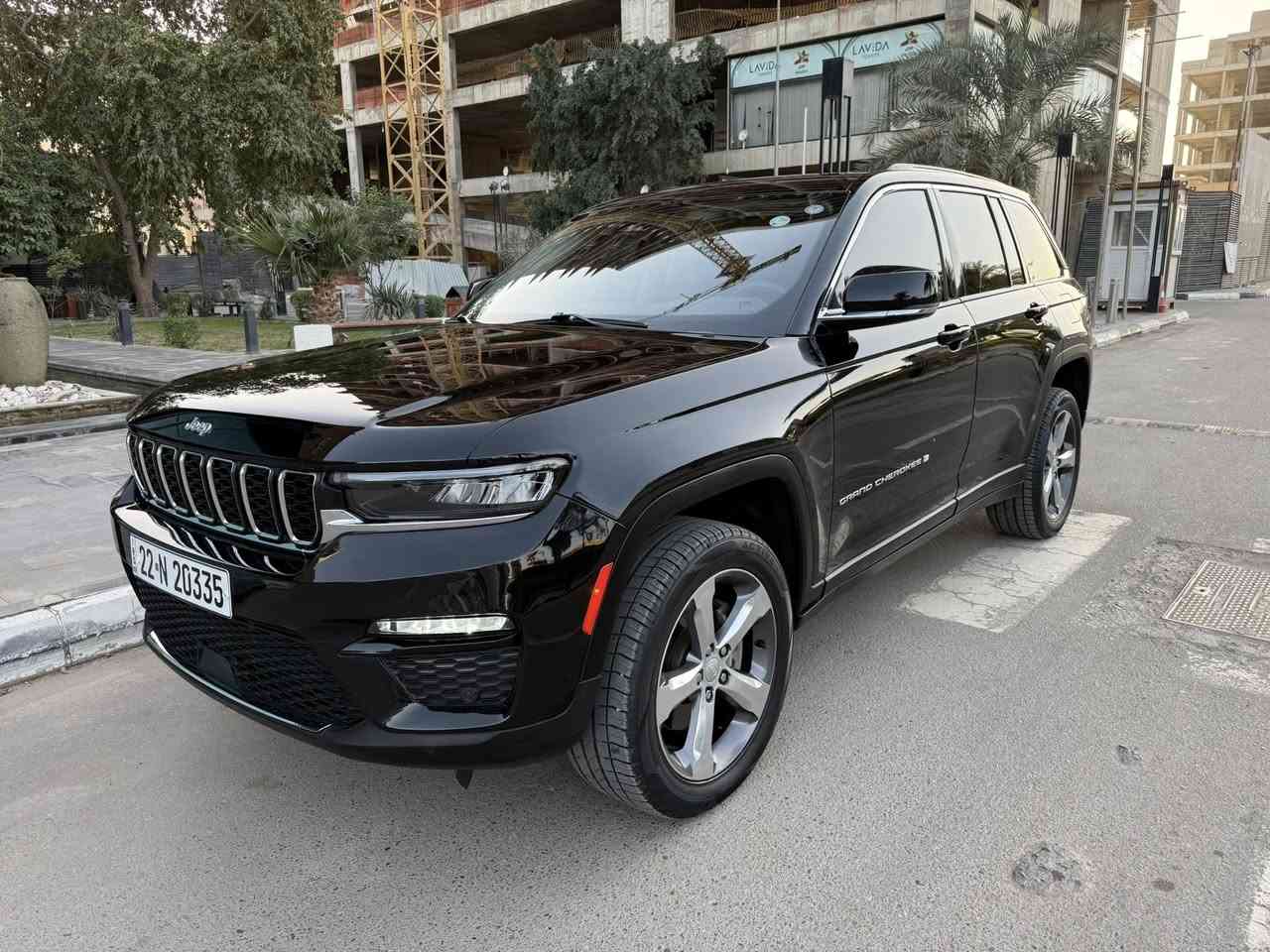 سلام عليكم
جيب كراند شيروكي لمتد موديل 2023. لون اسود
رقم اربيل
باسمي+ باج تضليل سنوي

السياره بيها قطعتين
باب السايق تبديل نفس اللون 
جاملغ امامي السايق تبديل وصبغ 
ايرباك دشبول + ستيرن
كير محرك صدر تبريد على وضع الشركه
 ماشيه  27 الف كيلومتر 

المواصفات :

* دفع رباعي 4x4 . 
* تحذير النقطة عمياء 
* شاشه كبيرة 
* نظام الخرائط (GPS) .
* ستيرن كهربائي . 
* المصابيح الأمامية زنون .
* كشافات الضباب زنون .     
* تشغيل عن بعد .
* صندوق كهربائي ..
* حفظ وضعيات الجلوس (ميموري) . 
* المقاعد الأمامية كهرباء
* المقاعد الأمامية تدفئة .
* المقاعد الخلفية تدفئة
* حساس خلفي
* تدفئة ستيرن . 
* مانع تصادم خلفي .
* محدد سرعة 
* نظام التشغيل والاطفاء الاوتوماتيكي ( Auto Start System ) .
* نظام بريك اوتماتيكي ( Auto Break System )
* اناره داخليه 
* جنطه كهرباء
* داخل اسود
* لدات امامي وخلفي
* تحكمات ستيرن فول
* شاشه اعطال
* كير ماوس
* اربعه انظمه قياده
* رادار 
* وباقي المواصفات المعروفه 

مكان السيارة بغداد اليرموك  
سياره جديده وجاهزه من كلشي واي نقص مابيها عدتها وارضياتها كلها وياها
السعر 30,500$
***********
