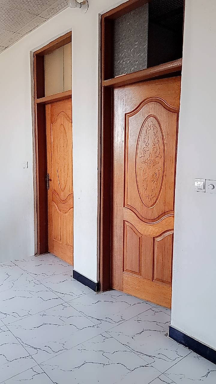 سلام عليكم بيت للبيع قاطين بناء حديث 2023 البيت كامل من كلشي يحتوي علئ غرفتين ارضي وغرفتين فوك ومطبخ وستقبال وصاله وصحيات ×2 الخدمات متوفره ماء كهرباء تبليط السعر 100 وبي مجال الاستفسار *********** /***********
