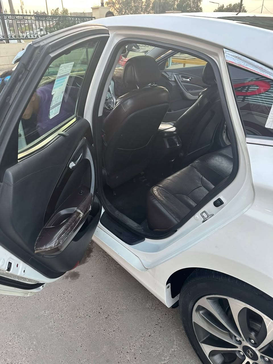 السلام عليكم للبيع ازيرا موديل 2013 خليجي بيها جاملغ امامي مبدل وجاملغ خلفي صبغ سعرها 120 وبيها مجال
***********
