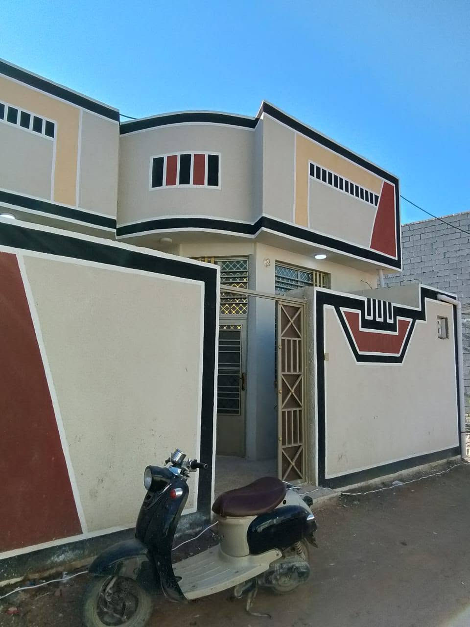 بيت للبيع طابق ونص بمساحة 100متر سند 25 اقرار محكمه يحتوي على غرفتين وصاله واستقبال ومطبخ وصحيات العنوان كربلاء الحسينية منطقة الجريه شارع الشامي السعر 80 مليون وقابل للتفاوض للأستفسار *********** / ***********
