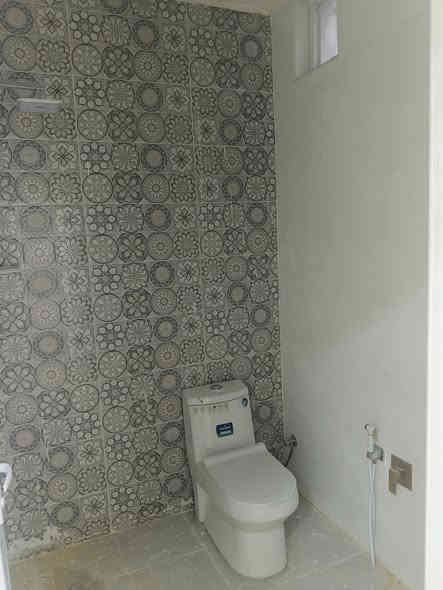 بيت للبيع ركن على ساحة خضراء وشارع 20 مساحة 160 متر 
في منطقة #حي_الحوراء (زين القوس ) قرب الحشد 
🔴#السعر 125 مليون 

بناء حديث غير مسكون يتكون من طابقين:

#الطابق_الأول مكون من ( استقبال+ مطبخ+ صاله+ غرف نوم عدد 2 + صحيات داخليه وخارجية+ منور يحتوي على باب مطل على الشارع الثاني)

#الطابق_الثاني غير كامل مكون من ( 3 غرف نوم + صالة + صحيات+ سطح ثاني) 

للتواصل مراسلة الصفحة أو الاتصال:
📍***********
