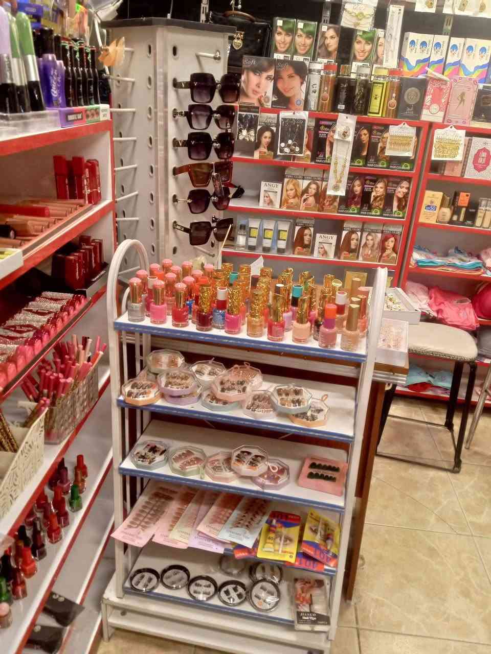 محل للبيع مع البضاعه في شارع البلديه فرع جمانه ***********
