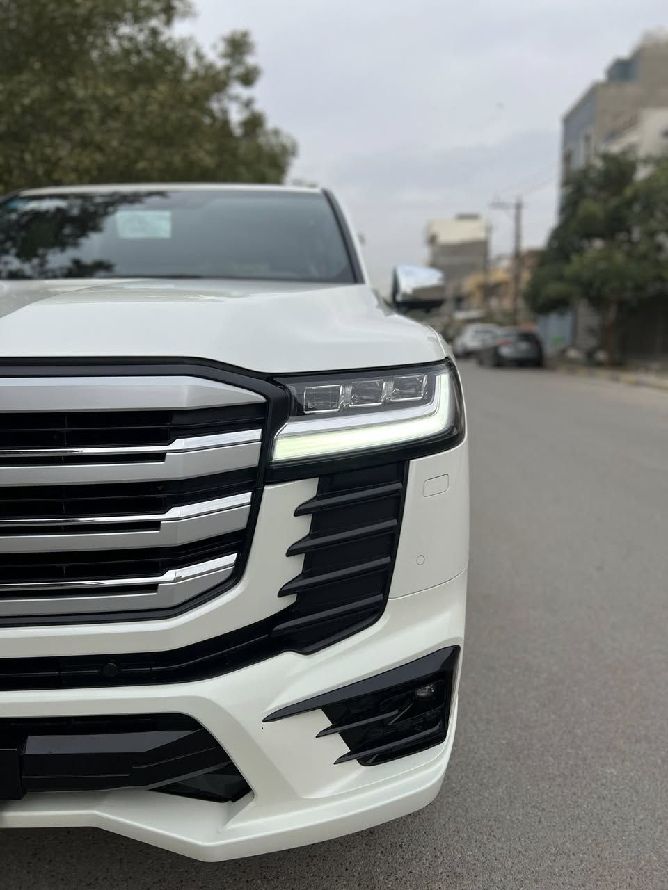 السلام عليكم 
النوع : تويوتا لاندكروز ( بريم) 
الموديل : 2024 
الرقم : بغداد ( بأسمي ) 
عداد المسافة : 7 الف 
السياره : كفاله عامه حتى من الشخط ( بعده زيرو حتى الكاعيات محاطهن بعدهن بلايلون ولايلون الشركه بعده بيه  السياره زيرو زيرو ) 

* المواصفات : LlmlTED / VX
* رادار امامي مواصفات VIP 
العنوان : بغداد - السيدية 
السعر : 770 ورقه وبيه مجال 
باقي التفاصيل الاتصال ؏ الرقم او واتساب 
***********
