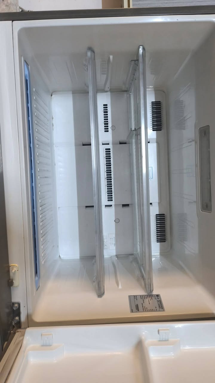 بيع مستعجل ثلاجة LG حجم كبير شغالة كامل ثلاجة والفريز
السعر 175 الف العنوان  5حصاروك 
واتساب ***********
