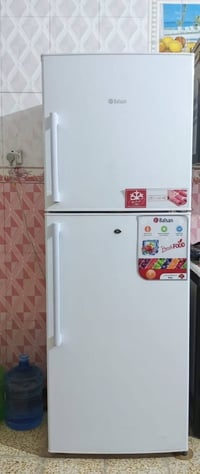 ثلاجه للبيع جديده بعدها صار شهر بس من اخذتها شرط الفحص اذا ما بعدها جد...