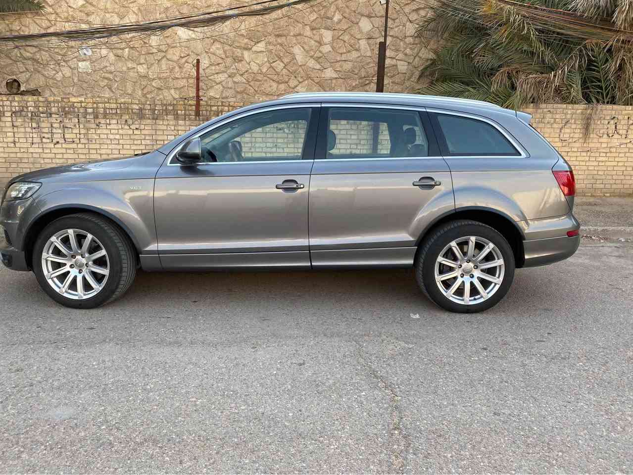 سيارة اودي Audi Q7 موديل ٢٠١٢ خليجي مواصفات السيارة طلب خاص فول فول سقف كنتارا بلادي داخل جلد اسود بلادي كشنات الامامية تدفئة وتبريد وخزن وضعيات ستيرن خزن وكهرباء وصاج بلادي قبضة كير صاج بلادي انارة مخفية بالابواب بردات بلادية بانوراما مع سلايد خلفي لمقاعد الصف الثالث ٧ راكب تبريد منفصل حتى لمقاعد الصف الثالث بلوتوث مع دي في دي منفصل بلادي مع رامات عدد ٢ مع هارد خزن بلادي مع سي دي جنجر عدد ٦ اقراص نفكيشن نضام ماوس وجي بي اس تشغيل نظامين بصمة او سويج ٥ وضعيات قيادة سستم صوت Bose مع دمام بالصندوق بلادي 
السيارة نظام جكات تصعد وتنزل حتى بالسرعات العالية تنزل من وحدها وحتى بالصندوق دكمة تصعدها وتنزل لسهولة حمل الامتعة 
دخول ذكي مع بصمة ابواب عدد ٤ انارة ترحب خارجية حتى بالمري الجانبية 
المري الجانبية خزن وهيتر وقلب عند الرجوع للخلف مع شفط قلاب 
كامرة خلفية بلادي حساس مطر الماسحات الامامية تفاعلية مع السرعات مع ماسحة خلفية لايت زينون بلادي مع ليد نهاري بك لايت ليد مع لايت متحرك مع الستيرن 
محرك وكير وحجر بيئة بلادي ما مفتوح 
محرك ٦ سلندر مع سوبر جارج قوة حصانية ٣٣٥ كير ٨ نمر شفتات كير بالستيرن السيارة كلها على البلاد غراضها كلها بلادية حتى العدة والسبير وستارة الصندوق 
بيها ربع الباب الخلفي صبغ عكس السائق 
ماشية ٢٠٠ الف كيلو متر حقيقي
السعر : ١٧ الف
موبايل : *********** بغداد, العراق

