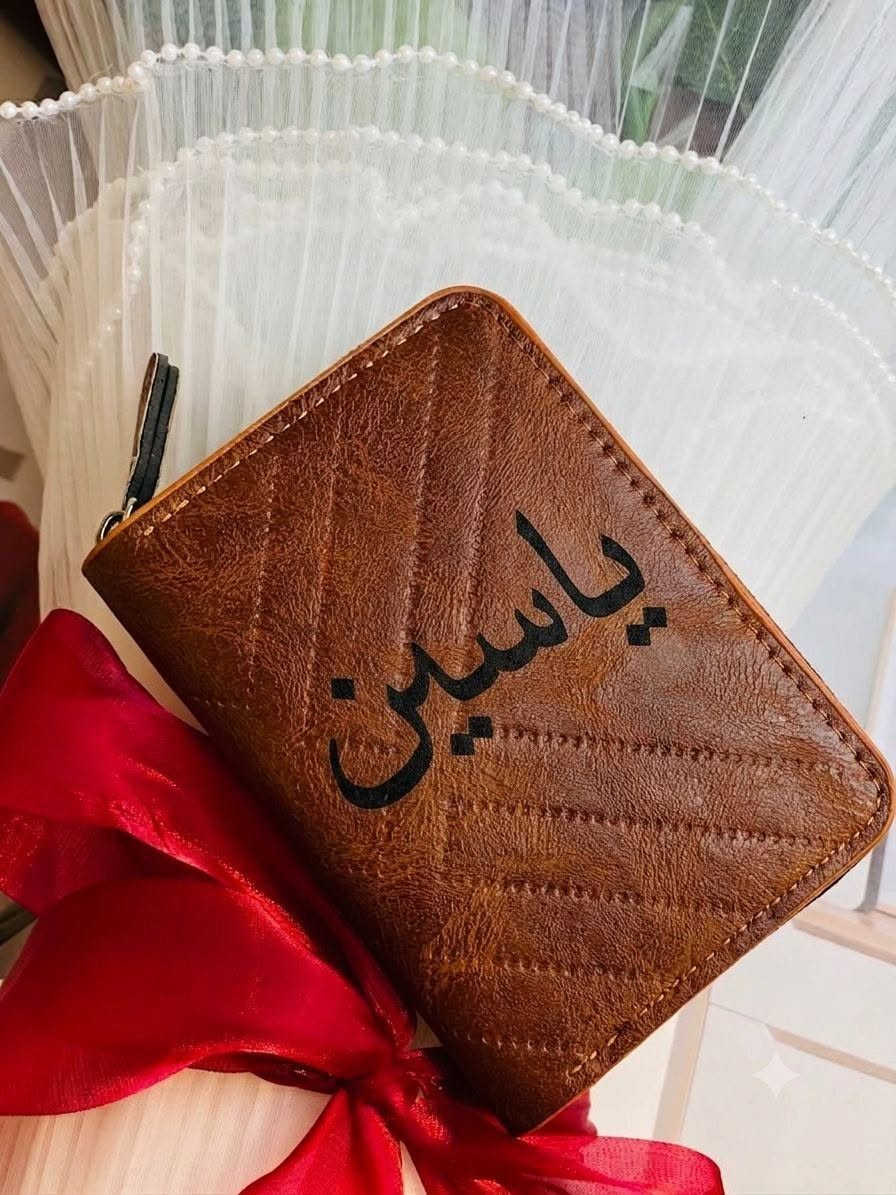 متوفر الطباعة حسب الطلب على المحافظ 

نطبع أسم . حرف . رسم . شعار . أو أي شي أخر . ❤️

الطباعة متوفرة على المحافظ الرجالي والنسائي ✔️

طباعة أدق وجودة أوضح ⛄️😍✔️

الون الذهبي ♥️ 

اللون الاسود 🖤

اللون الاحمر ❤️

اللون الابيض 🤍

سعر طباعة على المحفظة ب 5 الاف دينار فقط 😍


**إذا كنت صاحب هذا الإعلان وتريد حذفه لأي سبب، رجاءا أرسل رسالة إلى الدعم الفني**