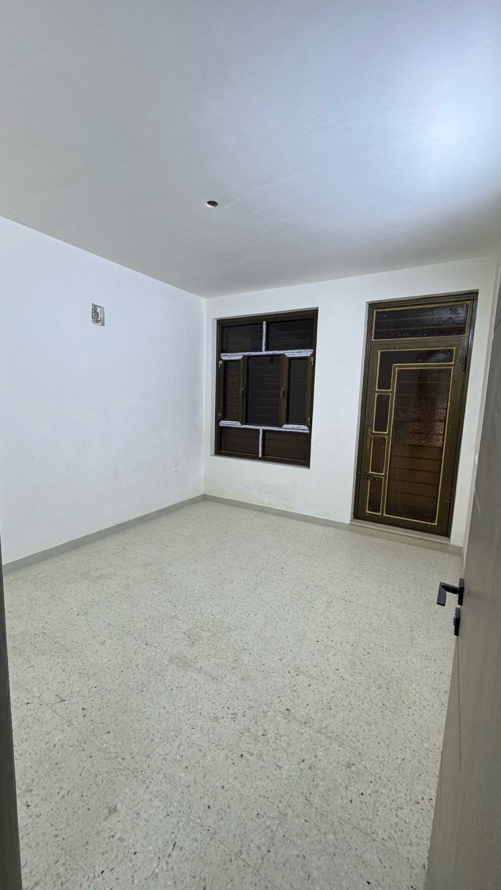 للايجار في السيدية بيت زيرو مودرن (غير مسكون مسبقاً) (مساحه 50m ) 

يحتوي على 

طابقين
وغرفتين نوم 
وصاله 
ومطبخ 
وخدمات صحيه 

السعر :900  الف
موقع: السيديه - قرب شارع النخيل 
_______________________________________
للاستفسار ***********
الكوخ للتطوير العقاري