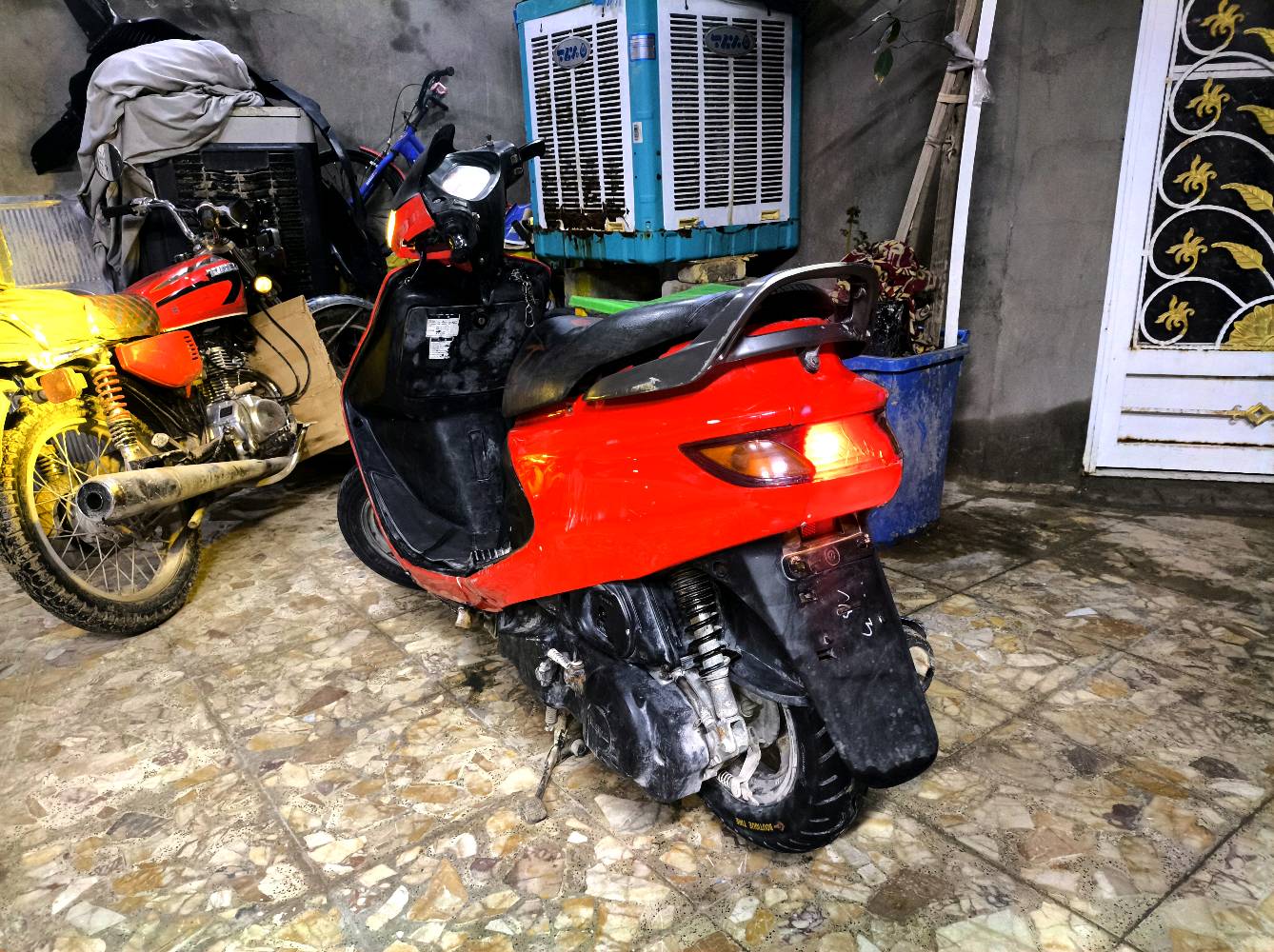 عنوان نجف حي ميسان 
دراجة ماصارها هواي من نازله من الحاويه 
بيها مجال بسيط ستوني شاد الها محرك رمبه
 