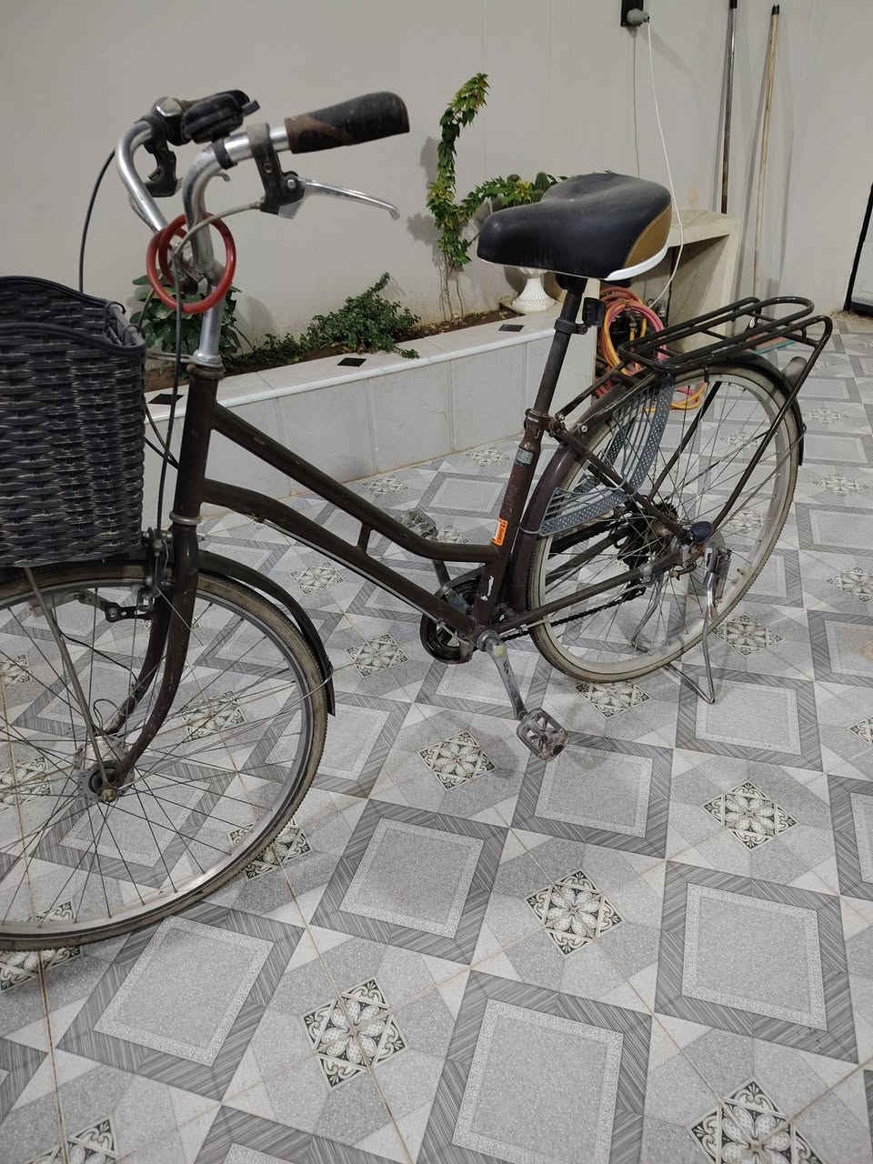 للبيع بايسكل عبد الحليم حجم 27 الأصلي كلو وضع شركة وعندي بايسكل تريك أمريكي للبيع كل واحد وسعرو تعال خاص وادلل للاتصال *********** أو ***********
