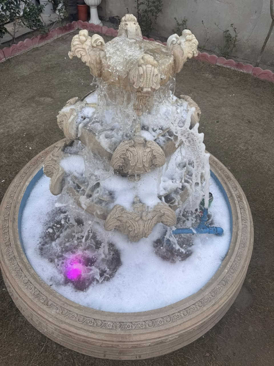 السلام عليكم نافورة للبيع وبسعر مناسب بغداد الجديدة ***********
