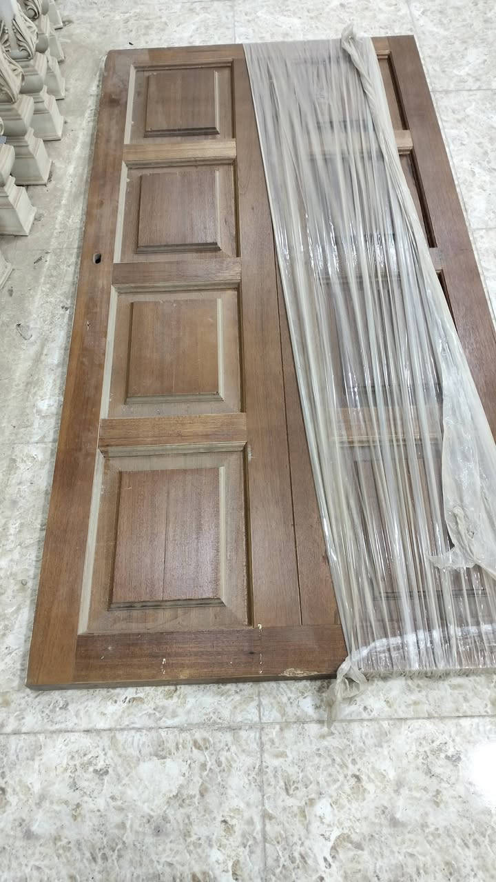 باب خشب صاج باكستاني رئيسة للبيع جديدة كامله *********** إتصال للتفاصيل اكثر
