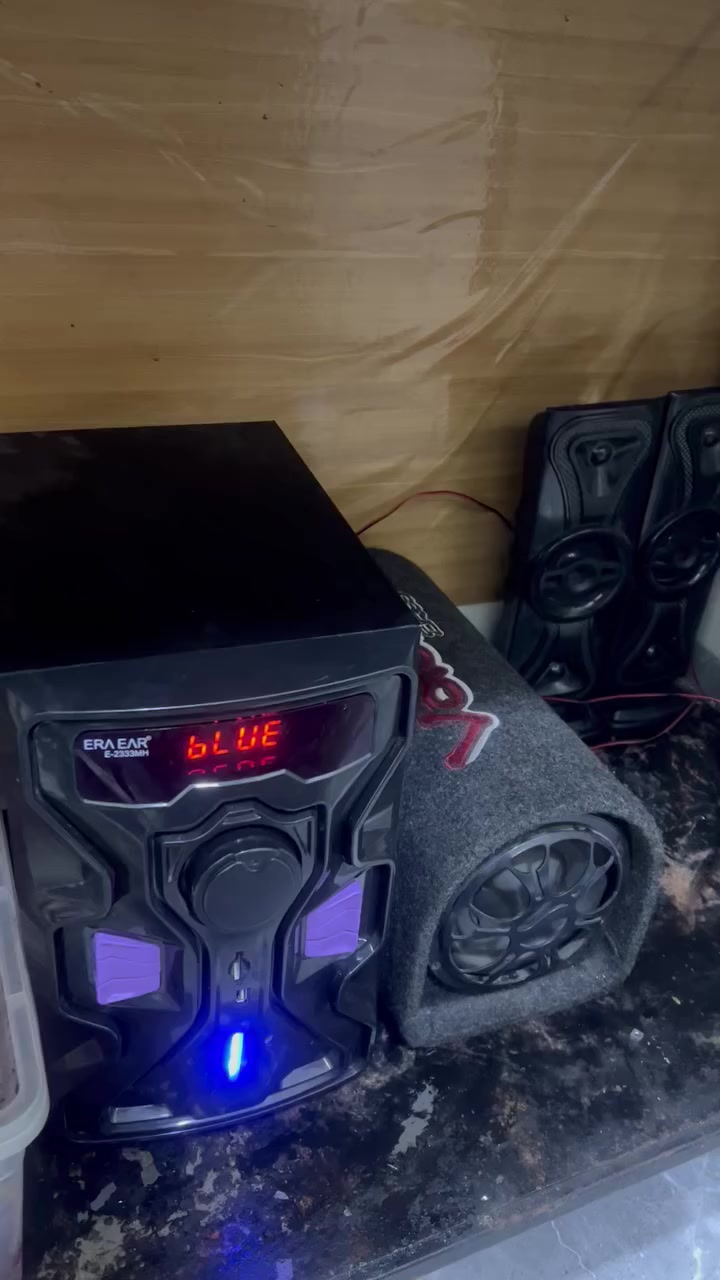 دجي البيع نضيف ومستخدم قليل
مربوط ويا مضخم مال سياره صوط انفجار 

كارتون مجود ويا ريموت السعر ٧٥ وبي مجال قليل 

التواصل ***********
