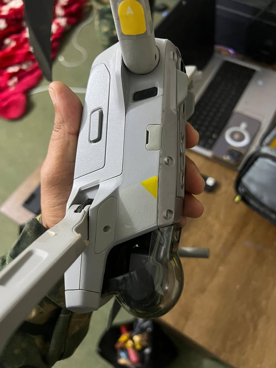 اير 2 
وياه 3 بطاريات 
الارتفاع100 متر 
المده 10 كيلوات 
وياه جنطه وشاحنه وريش احتياط  و٣ فلاشات كامره 
استخدام شخصي 
نظامه 3 سرعات 
تصوير HD و4k


**إذا كنت صاحب هذا الإعلان وتريد حذفه لأي سبب، رجاءا أرسل رسالة إلى الدعم الفني**