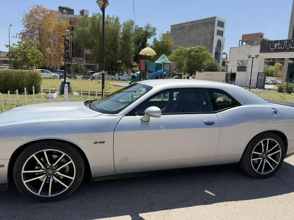 🔥جالنجر 2023 R/T LAST CALL
محرك 8 سلندر 5700 
دبلات اصفر مال srt 
السيارة اصل بدون برمجة 
شاشة وسط 
حجر بيئة بلادي 
زوج تايرات جديد
صدر امامي جديد
بجم كبس و غراض دعامية كاملة من كلشي 
شفتات ستيرن كشنات كهرباء و حضن  شاشة وسط 
الداخل لون احمر شغل هنا بلعراق 
حادثهه بنيد و جاملغ بنيد مصبوغات 
وبيهه بارد جاملغ عكس سايق و رصعة خفيفة بلباب 
بدون ايرباك السيارة 
خشم شاصي طخة جدا خفيفة سحب بدون لحيم بدون كص 
رقم اربيل 
باسمي السيارة تحويل مباشر وفقط احولهه للمشتري بدون وكالة عامة 
كير و محرك كفالة من كلشي و ادامة دورية للمحرك 
السيارة تخبل ما بيهه اي نقوصات وبعدهه بريحة الشركة 
مصروف و متعوب عليهه حيل عدت تصليح دبي بلكامل هنا بلعراق 
السعر 21500 وبيهه مجال فقط بيع بدون مراوس
الرقم *********** فقط اتصال واتس او رصيد
رقم شاصي 2C3CDZBT4PH610118
