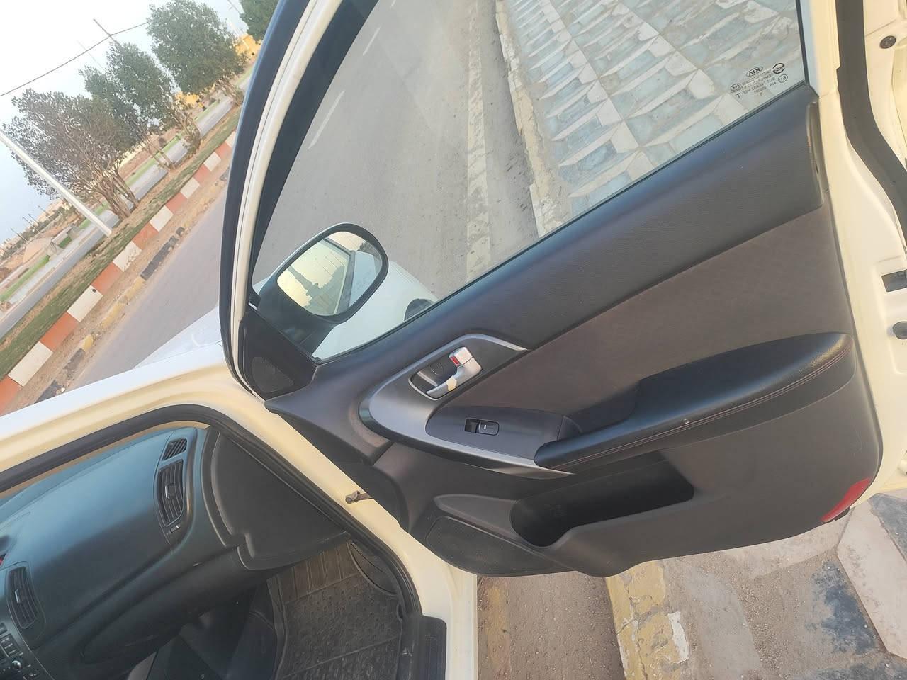 السلام عليكم
سـيـراتو مـوديل2012  
محرك 1.6 cc
كير اوتو و عادي 6 نمر ،  ABS
شفتات استيرن
تحكمات استيرن جهتين
ويل  حجم15تخم تاير بلجيس

تبريد بيانو
مري شفط
اشاير بالمري 
يدات استيل
حساسات خلفيه        
 نضام تشغيل عن بعد
تبريد ثلج
دواخل بلجيس زلق مابيهن 
سنوية جديدة رقم اربيل تحويل او وكاله
بيها قطع صبغ فقط بدون ضربه كفاله من ضربه وسياره جاهزه لل اخير 
السعر 95 وبيها مجال مكان السياره البصره قضاء الفاو. ***********
